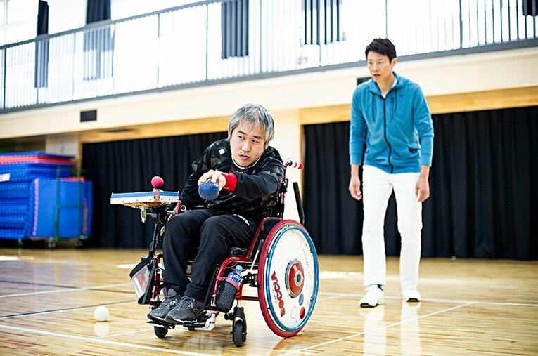 6球ずつ投げ合い、最後に白いジャックボールに少しでも近いボールを置いた方が勝ち。カーリングのような頭脳戦が繰り広げられる。 ／ photograph by Yuki Suenaga