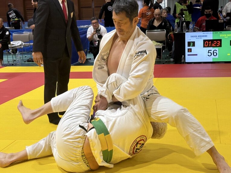 出場した大会でアームロックを極める髙田延彦　©Kenichi Ito