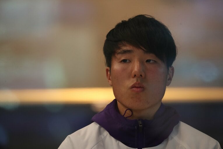 記者会見での神戸　©JMPA