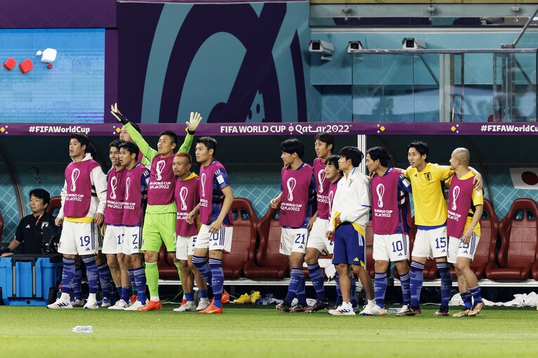 W杯スペイン戦試合終了のホイッスル直前、南野と鎌田らは肩を組んでピッチを見守っていた　©Kiichi Matsumoto/JMPA