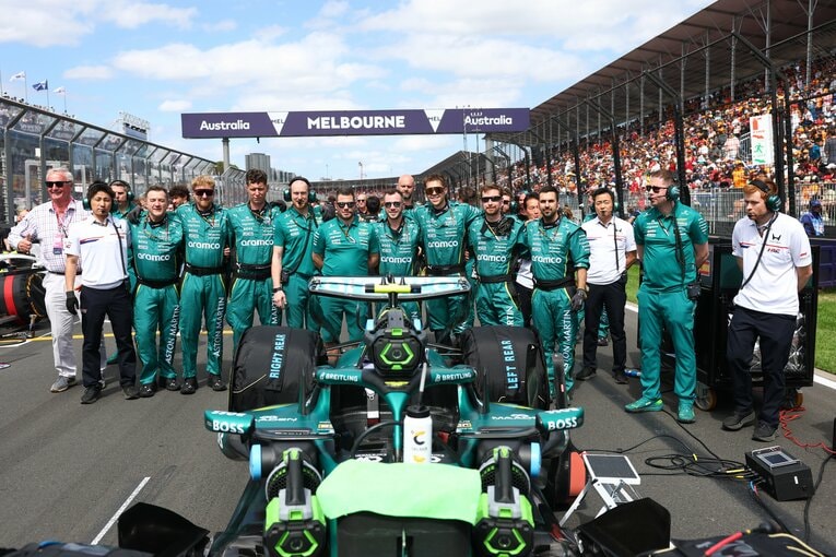 決勝スタート前のチームスタッフによる記念写真。いくつか笑顔は見えるが……　©HONDA