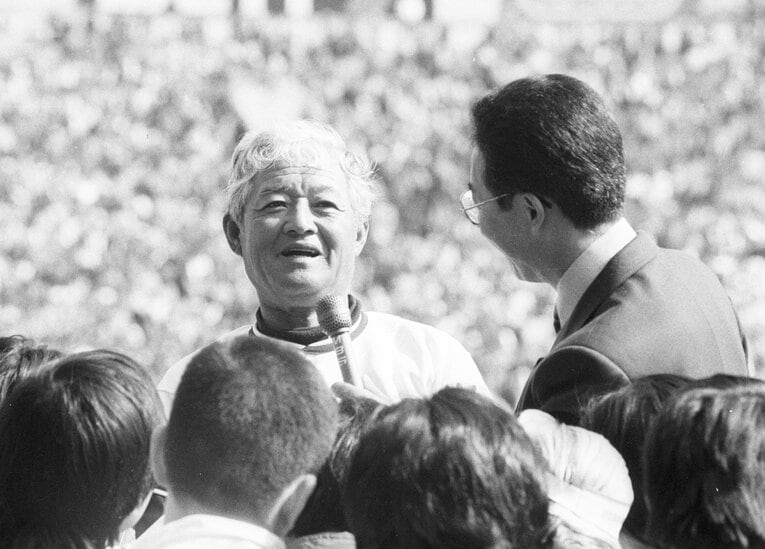 甲子園優勝を果たしインタビューに応じる池田高校・蔦文也監督【スワイプするとそのほかの写真もご覧になれます】　©日刊スポーツ／アフロ
