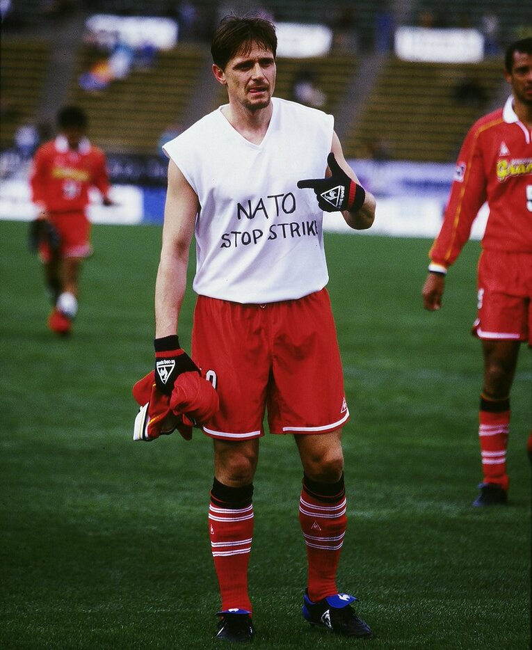 ユニフォームの下のTシャツにメッセージを書き込んだストイコビッチ　©J.LEAGUE