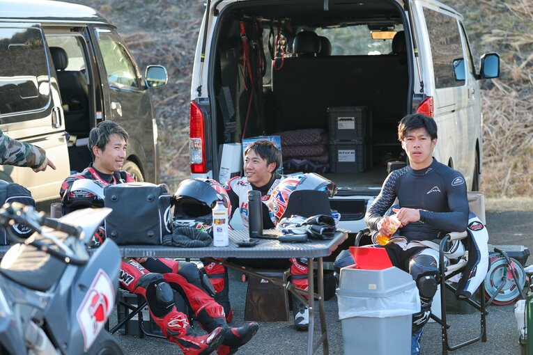 どこに行っても小椋のもとには若いライダーが集まってくる　©Satoshi Endo