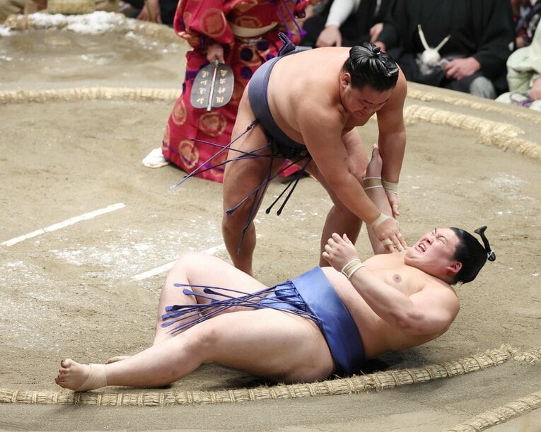 夏場所千秋楽、先輩横綱の豊昇龍が上手ひねりで大の里を下す。無敗優勝を阻止した　©JIJI PRESS