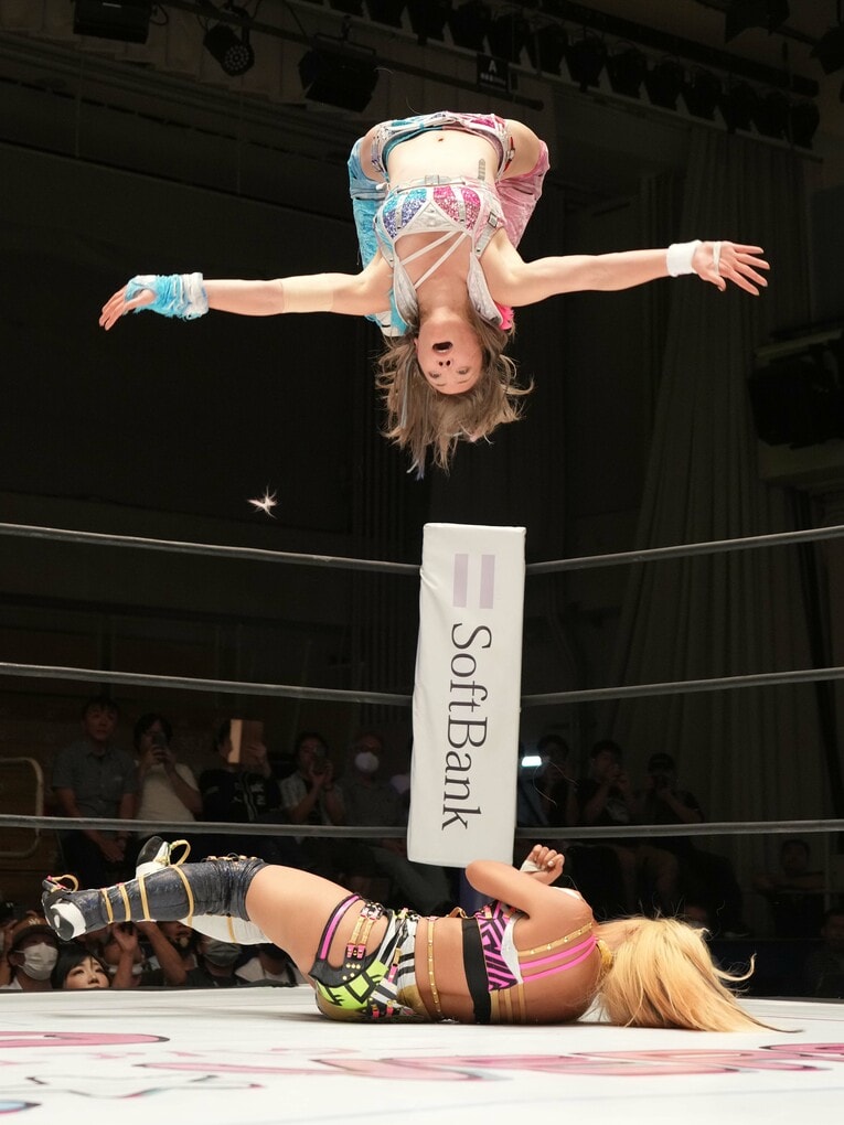 美しいムーンサルトを放つ岩谷麻優。30歳を迎えても技の切れはまったく衰えていない　©Essei Hara