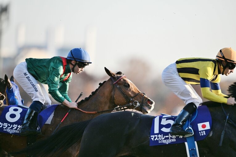 マスカレードボールのすぐ後ろという絶好のポジションにつけたカランダガン　©Keiji Ishikawa