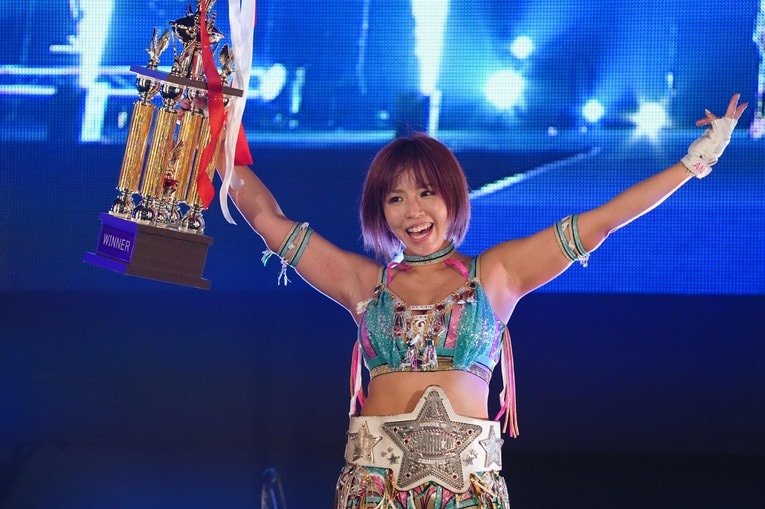 笑顔でトロフィーをかかげる白川未奈