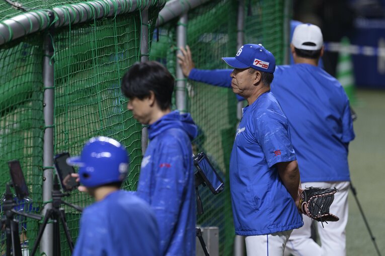 バンテリンドームでの練習中。左投げ用のグラブを持って、練習を見つめる井上監督　©Hirofumi Kamaya