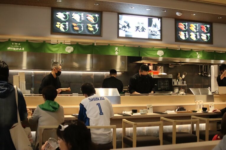 寿司店  ©Kou Hiroo