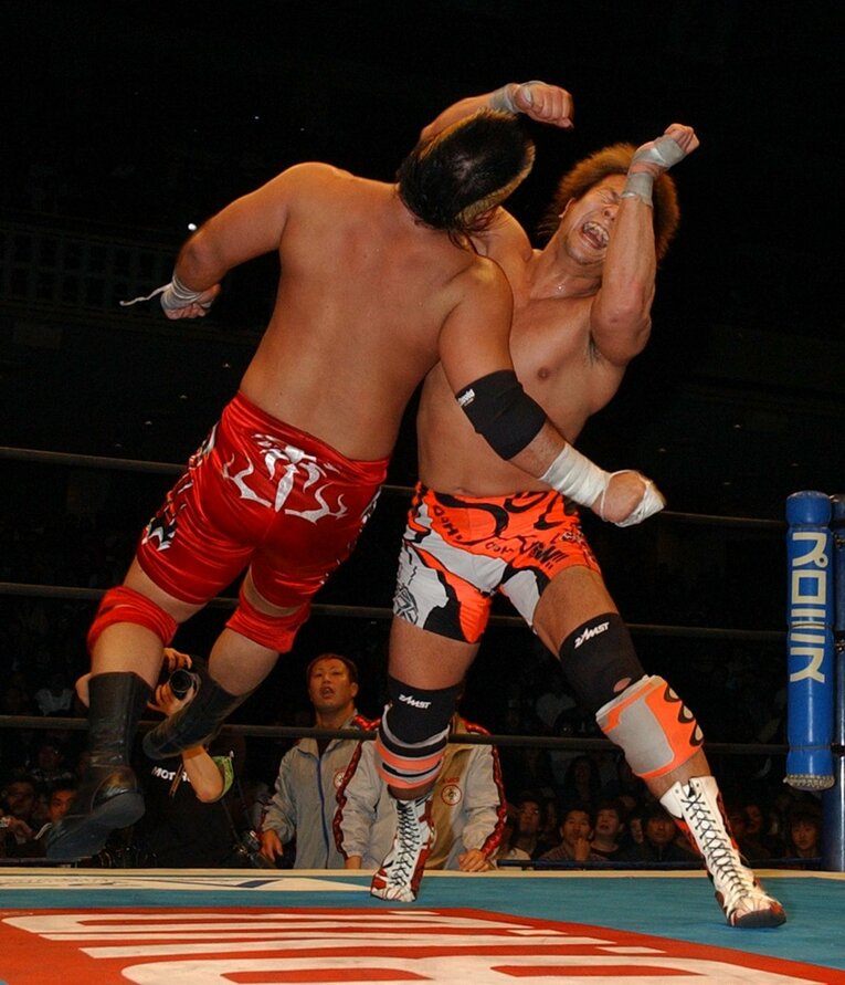 2005年の天山戦でラリアットを決める小島 ©︎Sankei Shimbun