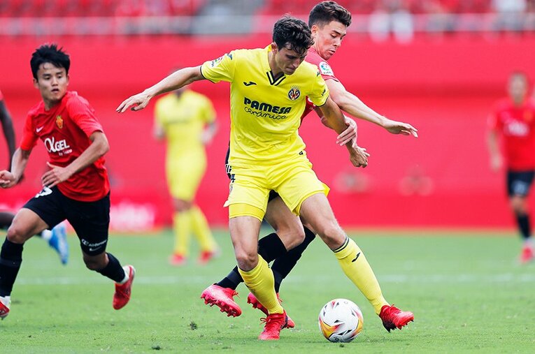 「クボ、ユニフォームちょうだい！」久保建英の“ティキタカ”は地元の子供、タクシー運転手にも人気… ビジャレアル相手に見せた敬意とは〈激写〉(28)