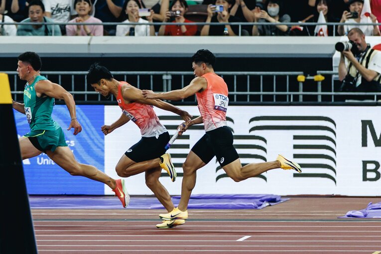 1走・小池から2走・柳田へのバトンパス　©Kiichi Matsumoto