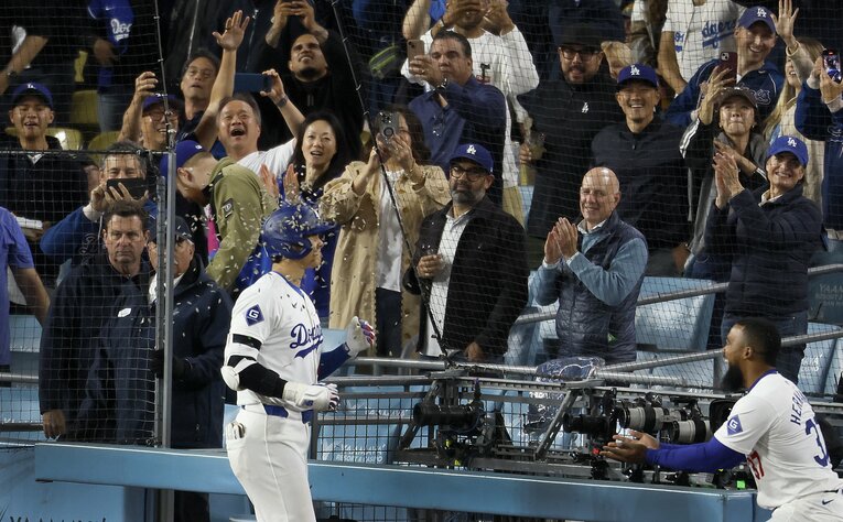 ドジャースでの初ホームラン後、“ひまわりの種シャワー”を浴びせられた　©Getty Images