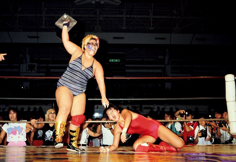 長与千種に凶器攻撃を加えるダンプ松本　©︎AFLO