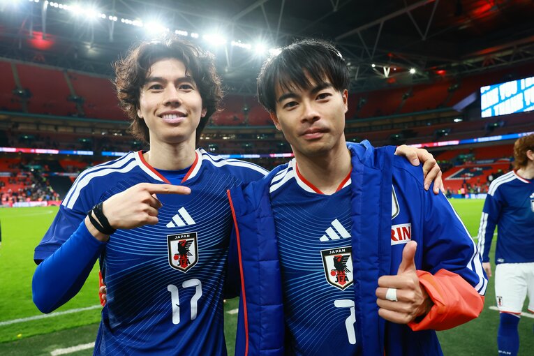 イングランド戦勝利後の三笘薫と田中碧　©AFLO