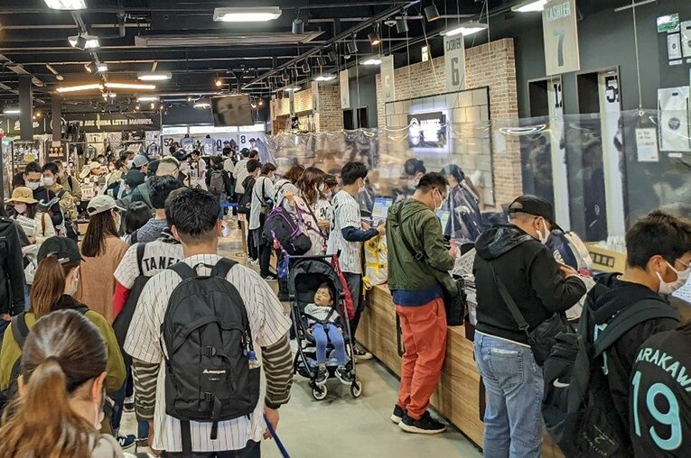 レジも大混雑。みな佐々木朗希のグッズを抱えていた