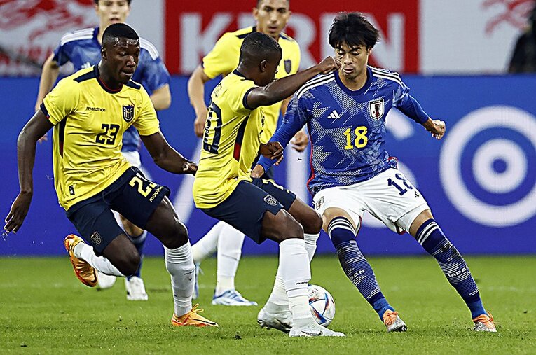 9月シリーズの日本vsエクアドルでマッチアップしたカイセド（左）と三笘薫。ブライトンでどんな連係を見せるか ／ photograph by ANP/Getty Images