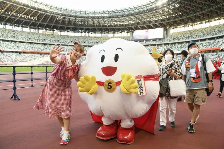 晴れ舞台にご機嫌の新宿あわわとあわわお姉さん（左）　©Hirofumi Kamaya