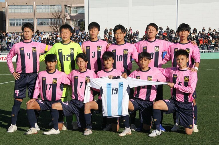 選手権初出場を果たした今治東高校。岡田氏も見守る中、記念すべき初勝利を挙げた。 ／ photograph by Satoshi Shigeno