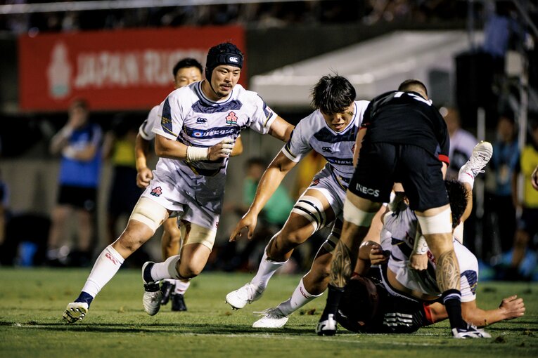 LO桑野詠真（静岡ブルーレヴズ）、LO本橋拓馬（帝京大学）©︎Kiichi Matsumoto