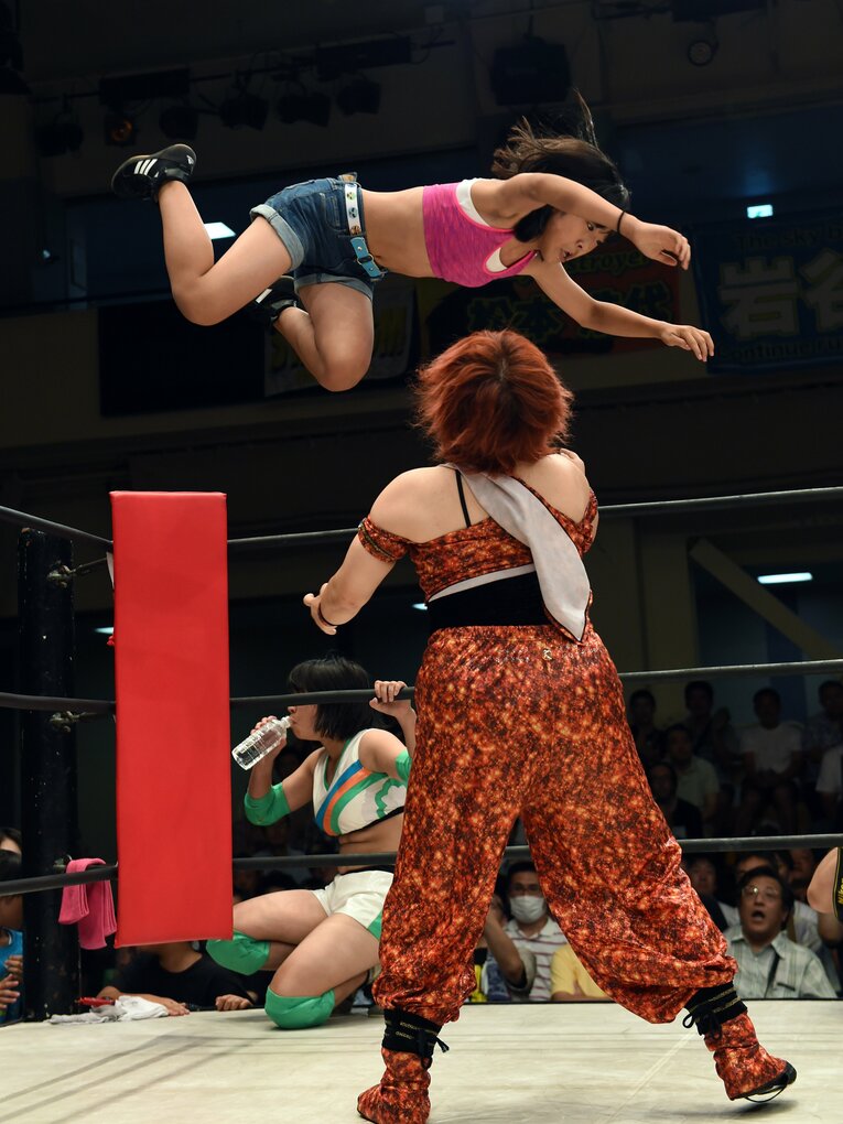 キッズファイター時代の貴重な写真。私服のようなコスチュームが愛らしい