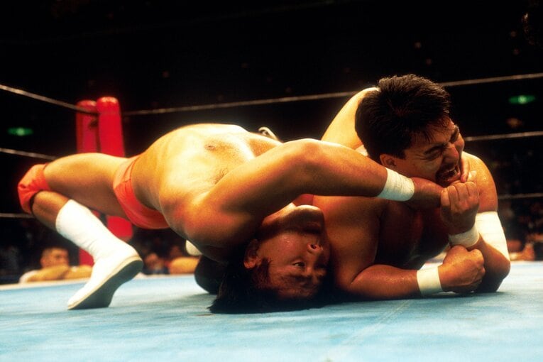 鎌固めで蝶野を攻める武藤。1991年8月11日、両国国技館