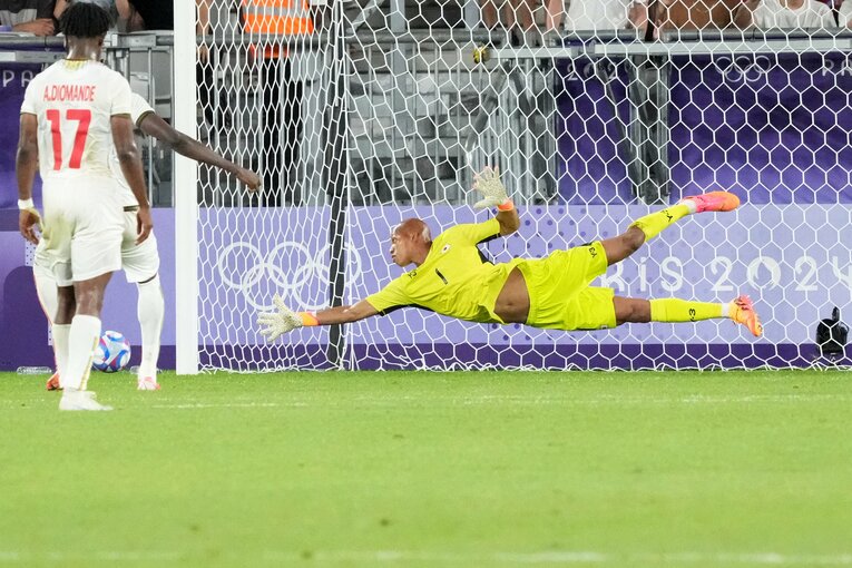 小久保玲央ブライアンの“事実上PKストップのち川崎颯太とハグ”（全5枚中の2枚目） ©Getty Images