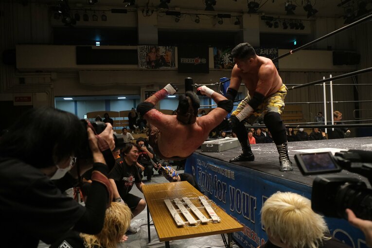 蛍光灯で殴り合い、大流血して…メキシコ人デスマッチファイター「もっと日本にいたい」ビオレント・ジャックの切実な思い「外国人がって…でも、ここがオレの家」(14)