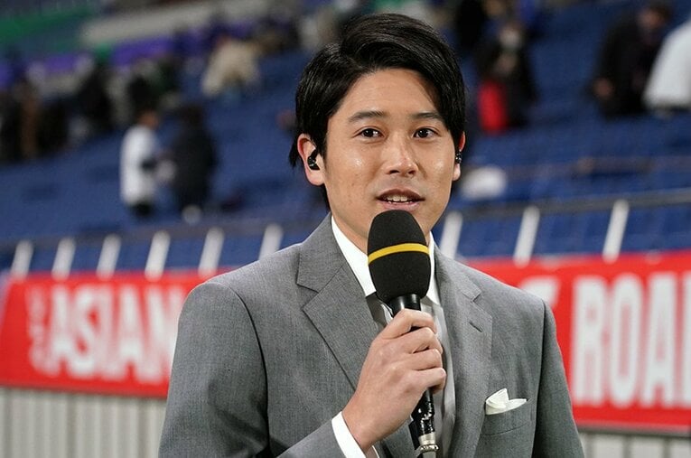 サウジ戦でもピッチサイドで“好解説”してくれた内田篤人。シャルケと日本サッカーへの思いはとても強いものがある ／ photograph by Etsuo Hara/Getty Images