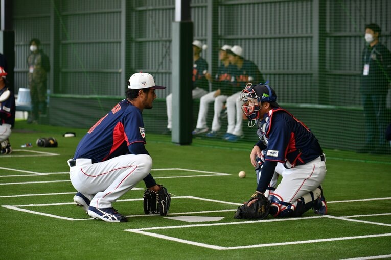 甲斐とサインなどについて打ち合わせをするダルビッシュ　©︎Hideki Sugiyama