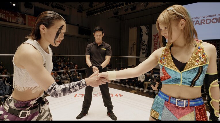 「あの事件で、女子プロレスが野蛮だと…」明かされる“喧嘩マッチ”の舞台裏…映画公開でも話題の岩谷麻優は「ズタボロの時期」を乗り越えて(44)