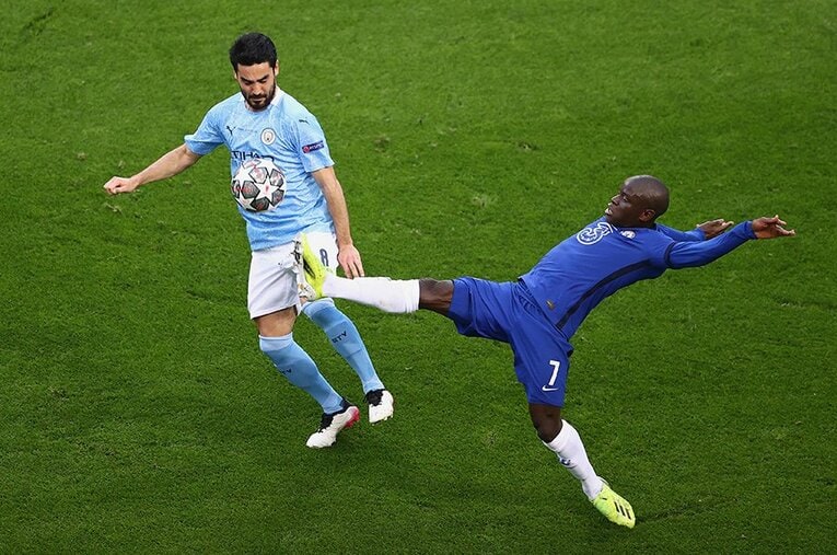 カンテとギュンドガン。焦点となった中盤の2人だが、結果は「地球の3割をカバーしている」と評されたこともあるカンテの縦横無尽ぶりが上回った ／ photograph by Getty Images