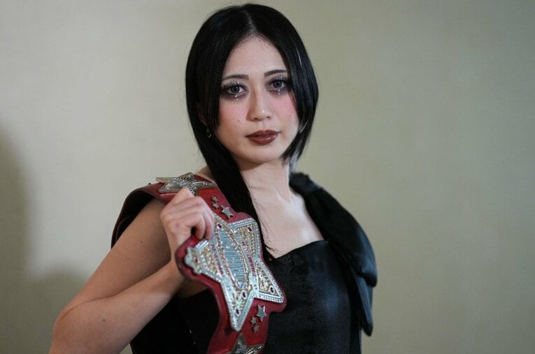 4月26日、横浜アリーナ。赤いベルトの王者・上谷沙弥はコズエン解散を条件に、玖麗さやかを相手に10度目の防衛戦を行う ／ photograph by Essei Hara