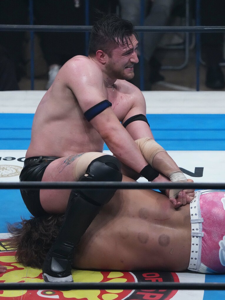 海野翔太の腕を取るカラム・ニューマン　©Essei Hara