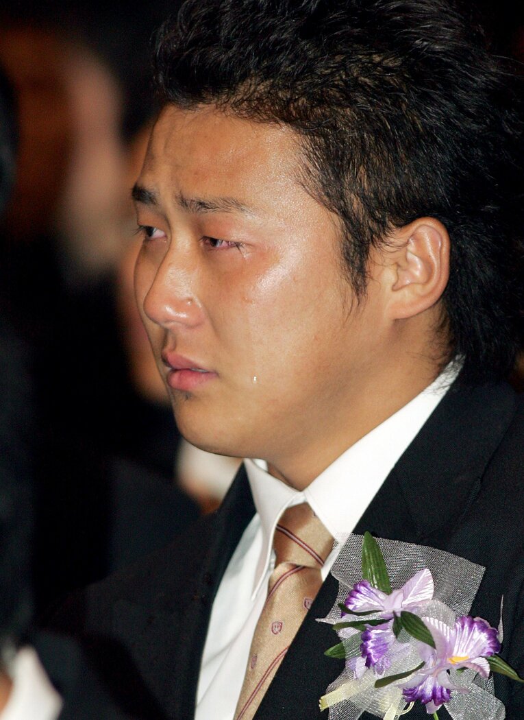 大阪桐蔭の卒業式で号泣の中田翔　©JIJI PRESS