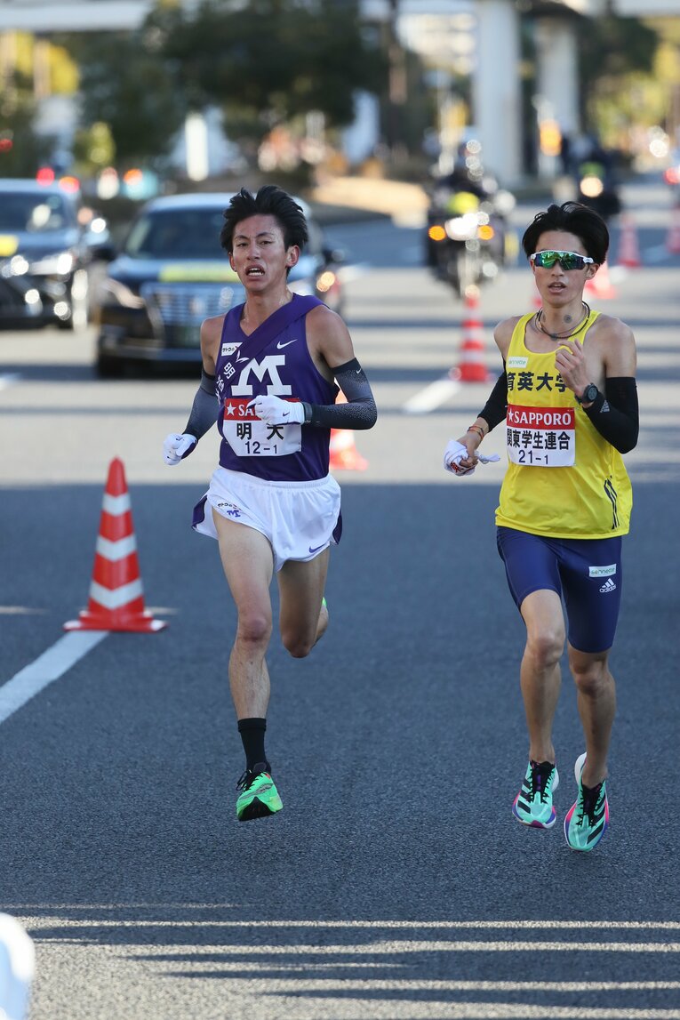 独走状態の新田に明大の富田が迫る　©JMPA