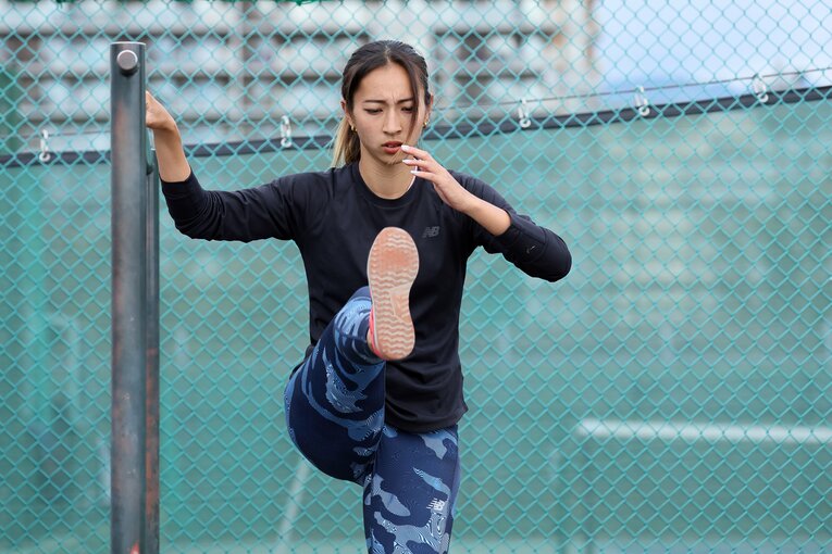 動きづくりを行う岡根　©Shigeki Yamamoto