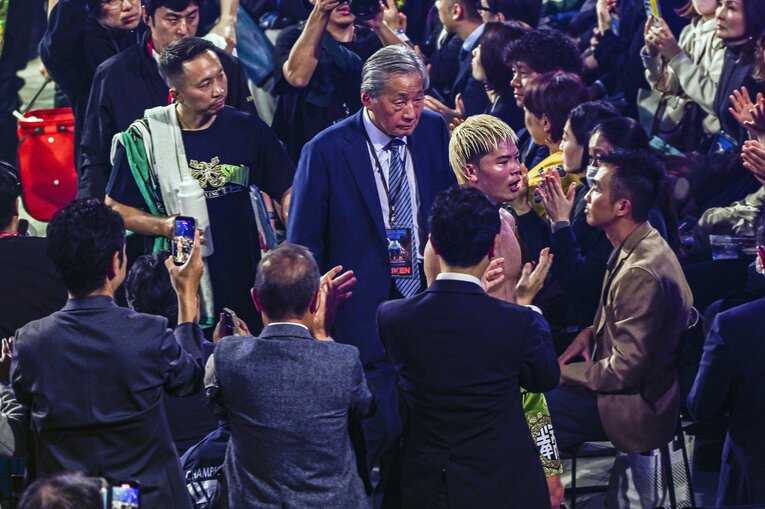 悔しさを噛みしめて引きあげる那須川天心陣営　©Takuya Sugiyama