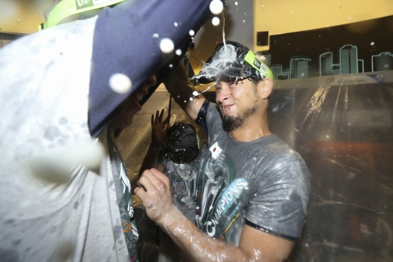 後輩にシャンパンをかけられ、笑顔のダルビッシュ、36歳　©AFLO