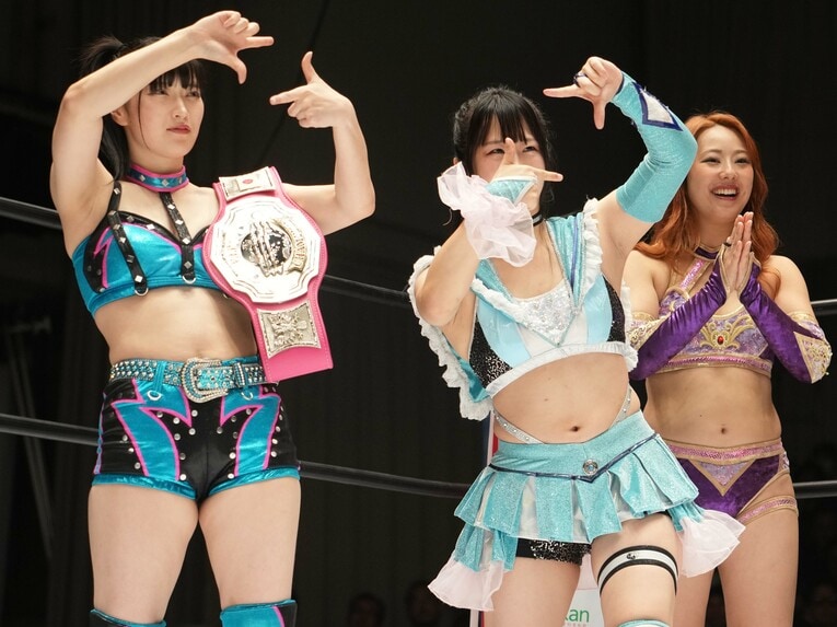 ポーズを決めるさくらあやと玖麗さやか　©Masashi Hara