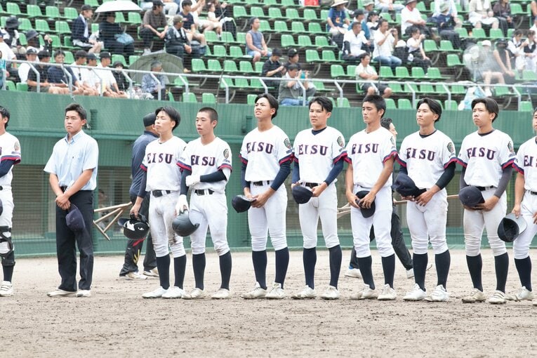 選手の左から3番目が「プロ12球団が視察した」英数学館・藤本　©Kota Inoue