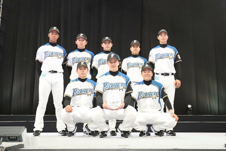2018年ドラフトで日本ハムに入団した同期のメンバー。前列中央が吉田。万波（後列左）、田宮（後列中央）の姿もある　©︎JIJI PRESS