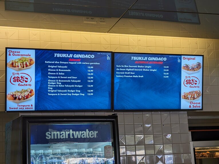 【ドジャース現地観戦写真】ウワサの築地銀だこ。日本円にして2000円台は、やっぱり高い……　©Aki
