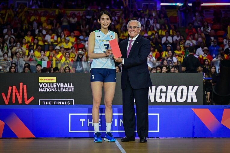 ベストアウトサイドヒッター賞を獲得した古賀紗理那（VNLファイナル決勝・イタリア戦）　©︎Volleyball World