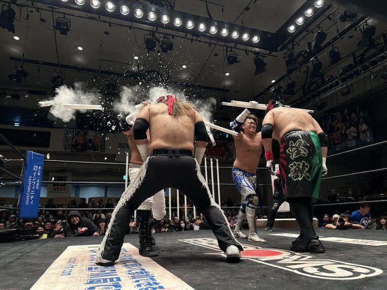 スワイプすると「エル・デスペラードvs葛西純」など激闘写真をご覧になれます　©Norihiro Hashimoto