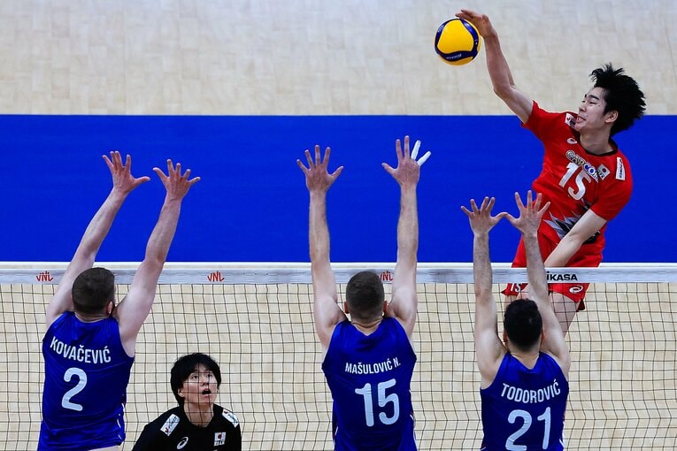 VNLセルビア戦でスパイクを放つ甲斐優斗（20歳）©︎Getty Images