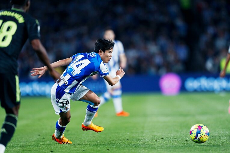 「久保建英がスペイン紙の一面に！」子供サポ「タケが決めるよ」予言通りマドリーを圧倒“ソシエダの熱狂”は翌日も…カメラマンは見た(72)