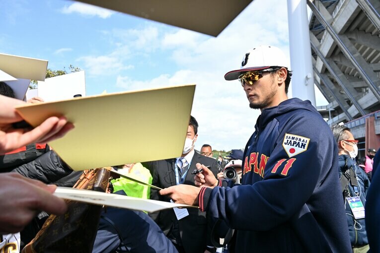 WBC宮崎キャンプでサイン攻めにあうダルビッシュ有　©Hideki Sugiyama