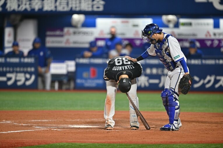 延長11回、山本が左前腕にモロに受けた死球の決定的瞬間　©️Hideki Sugiyama